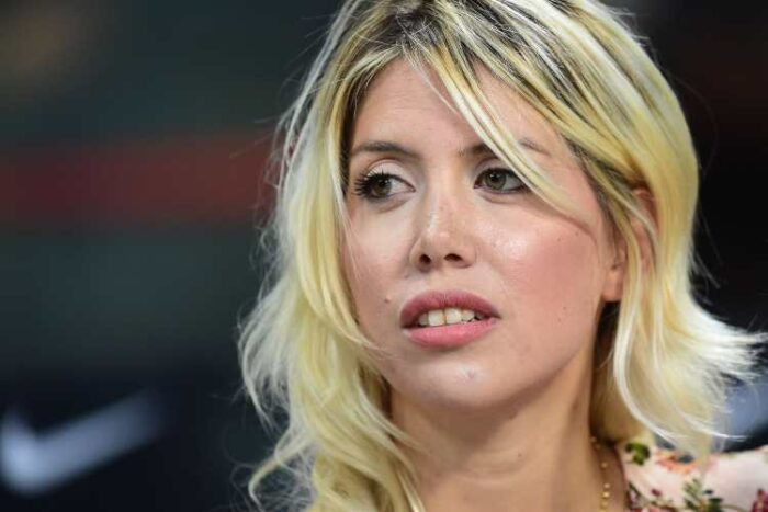 Wanda Nara Sensualissima Fa Le Pose Davanti Allo Specchio Video