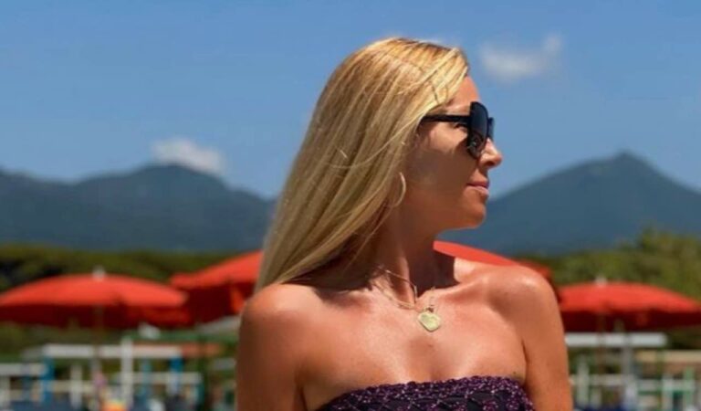 Federica Panicucci Statuaria In Bikini Si Piega In Avanti Fan In Tilt