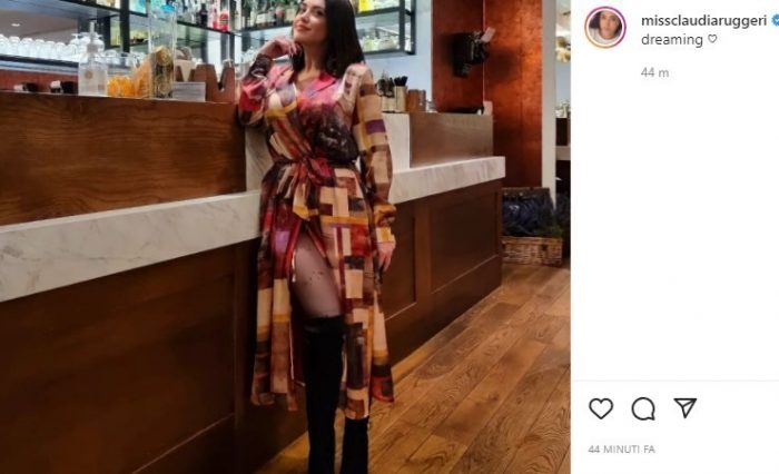 Claudia Ruggeri Il Vestito Si Apre Davanti In Bella Mostra Le Gambe