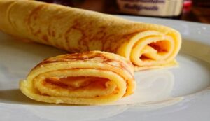 Crespelle salate: la ricetta con il ripieno di mozzarella e prosciutto