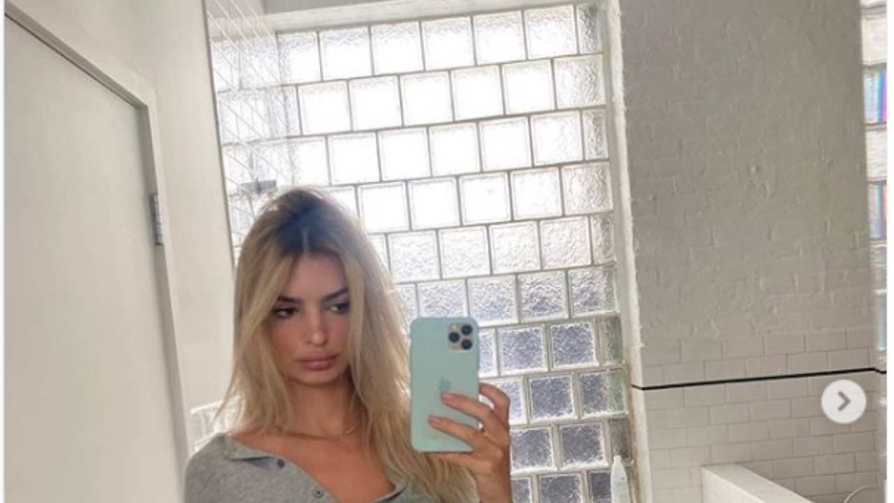 Emily Ratajkowski super scollata: il selfie è da brividi - Foto