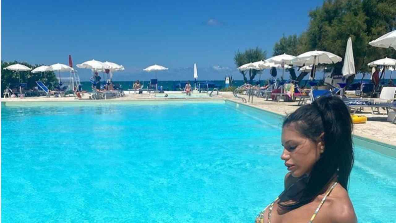 Antonella Fiordelisi a bordo piscina in bikini: che spettacolo - Foto