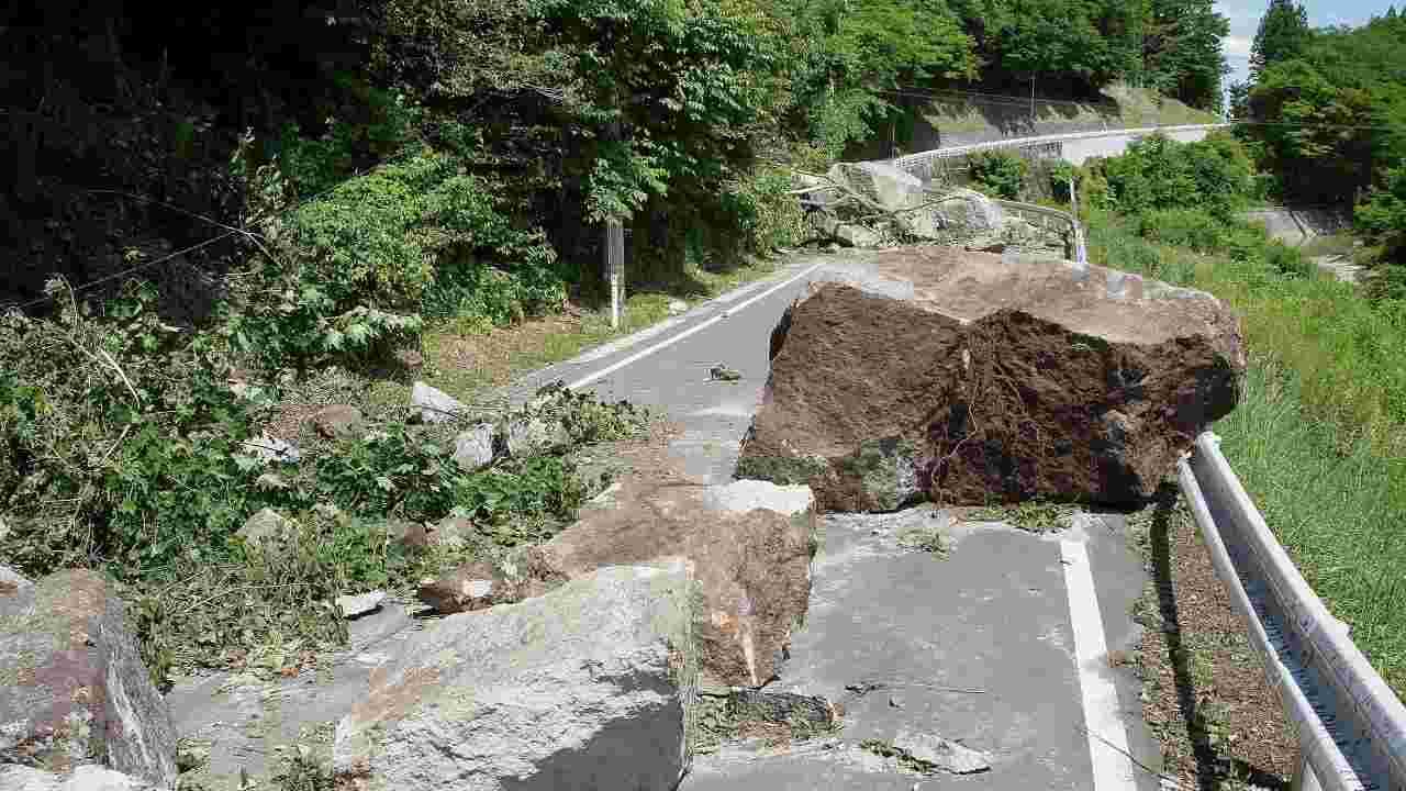 Sondrio, frana travolge un'auto: ci sono 3 morti - VIDEO