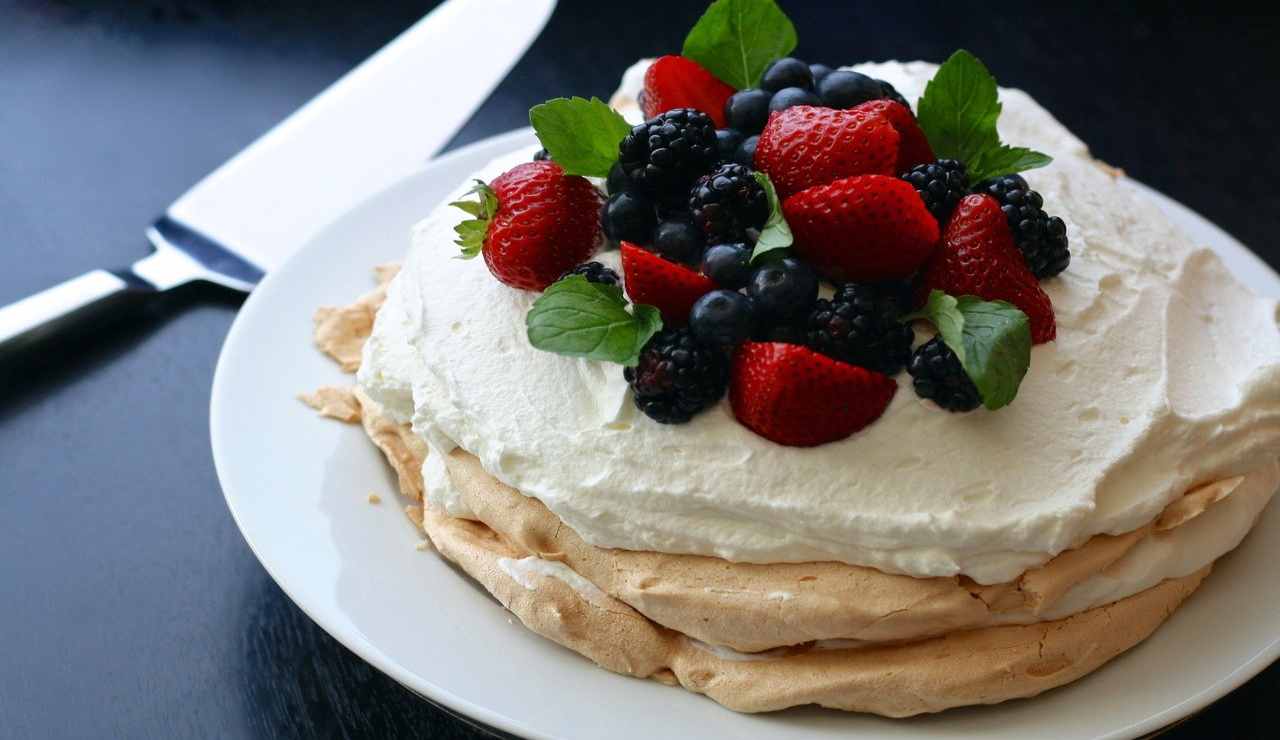 Torta con meringa e frutta ricetta