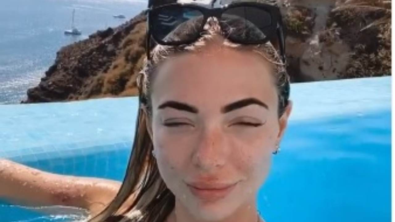 April Summers, il bagno in piscina è bollente - VIDEO