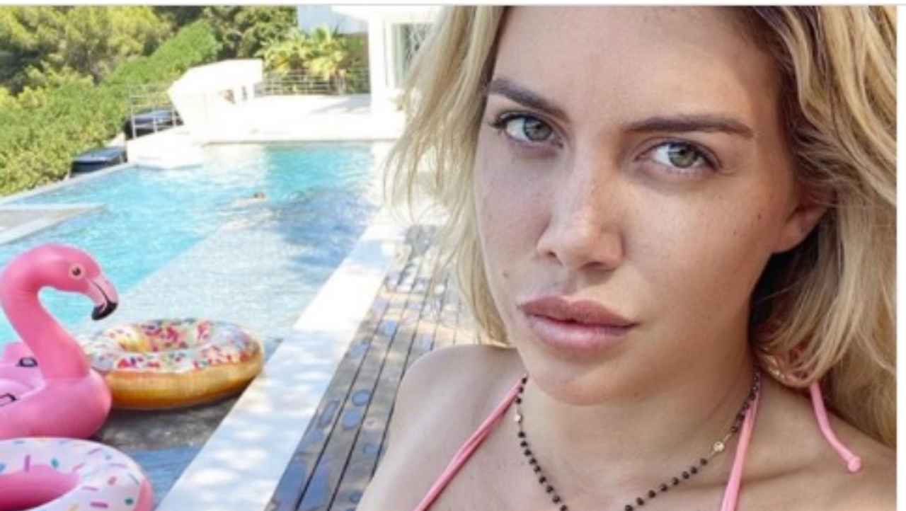 Wanda Nara, il bikini mostra un super decollete - Foto