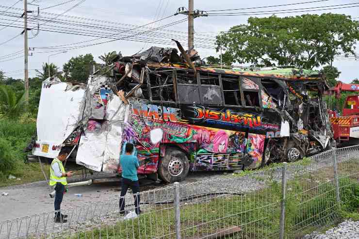 Treno contro autobus Thailandia