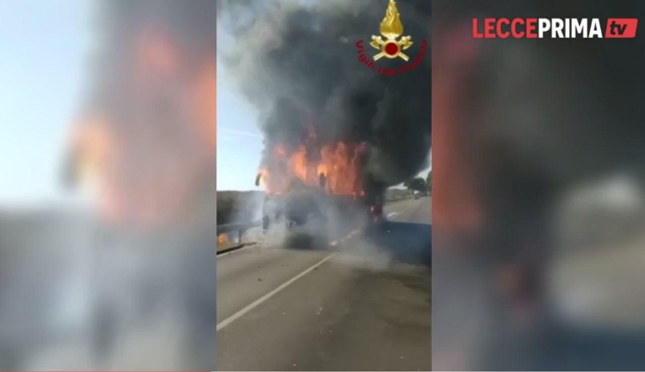 bus in fiamme