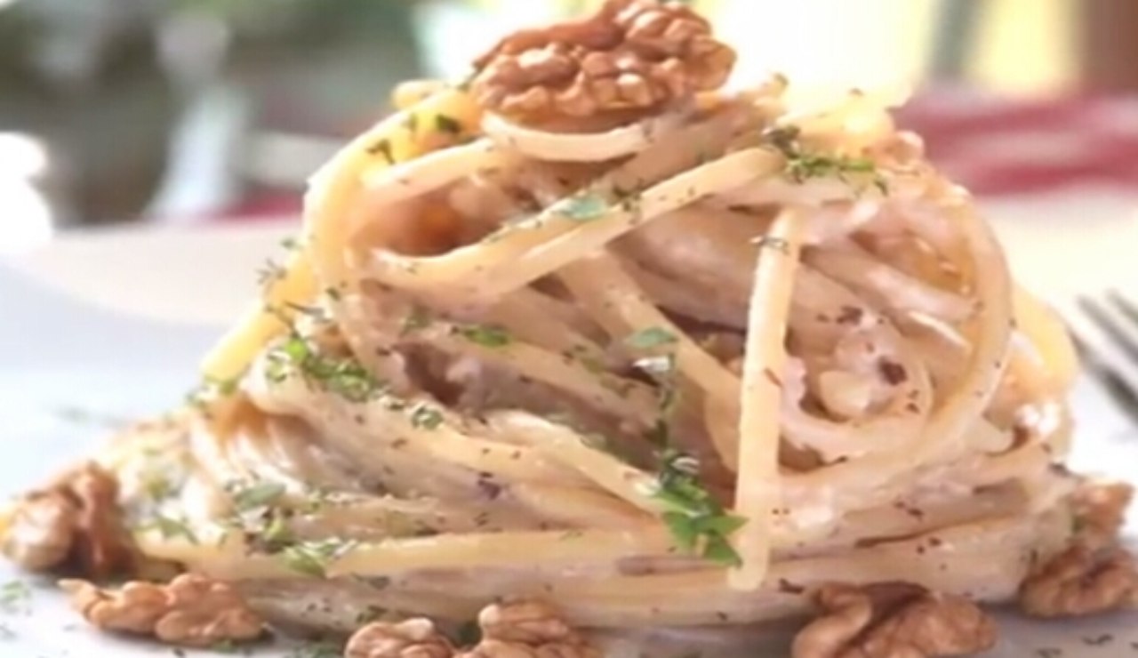 Ricetta linguine cremose al pesto di noci: un primo pronto ...