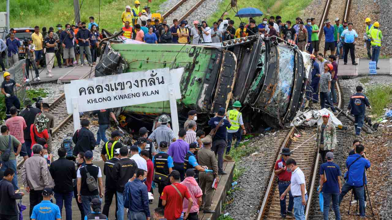 Treno contro autobus Thailandia