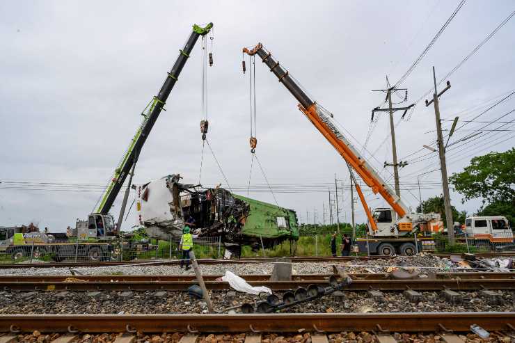 Treno contro autobus Thailandia