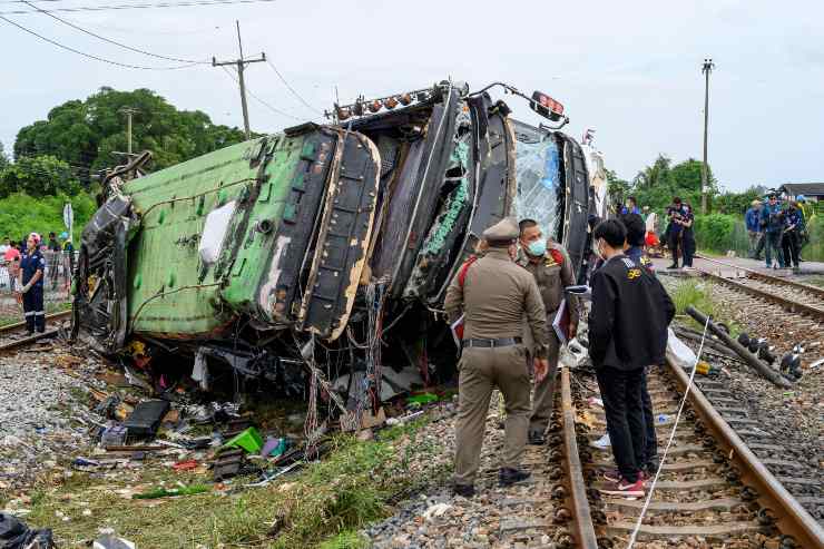 Treno contro autobus Thailandia