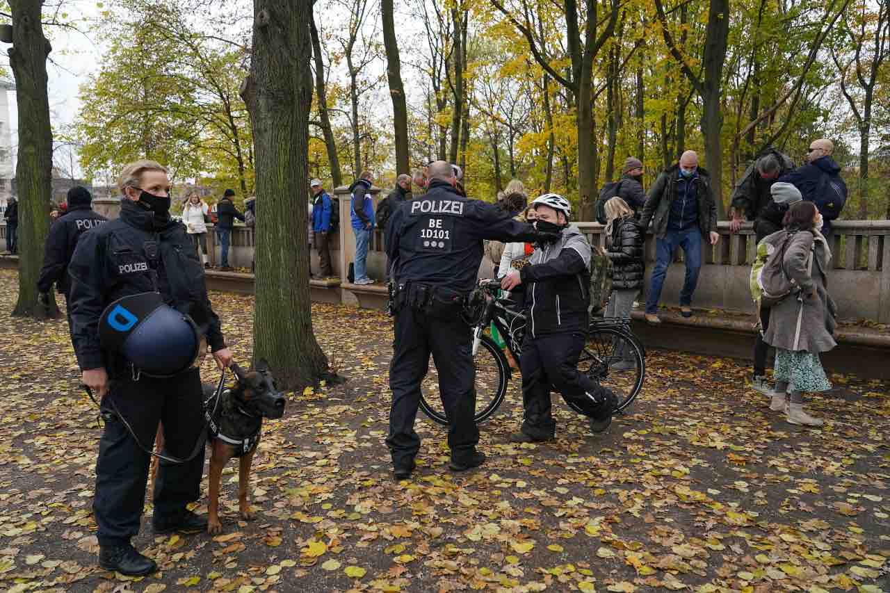 Berlino abusa amico polizia