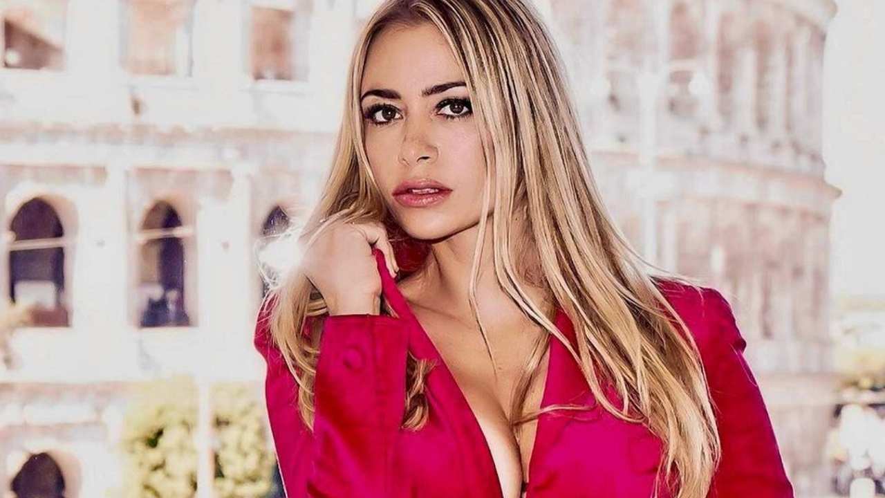 martina stella eleganza sensualità vestito cortissimo