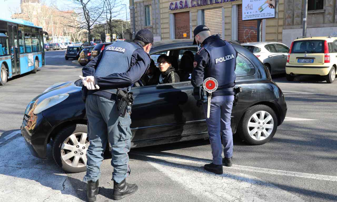 due poliziotti durante un controllo