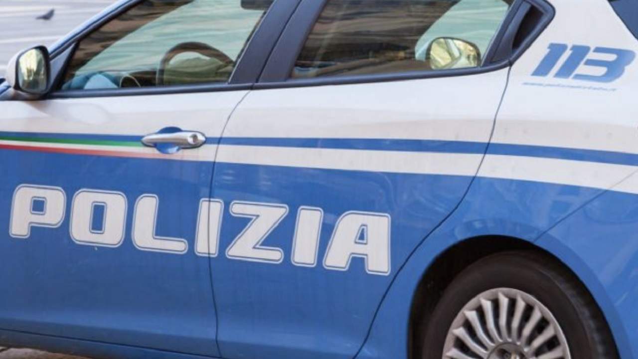 accoltella e uccide compagna