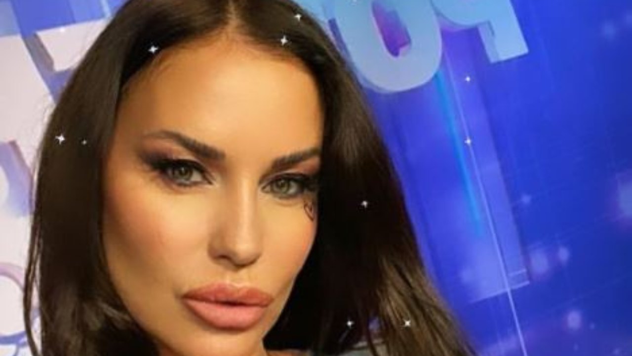 Antonella Mosetti Super Hot Fa Il Gioco Della Bottiglia