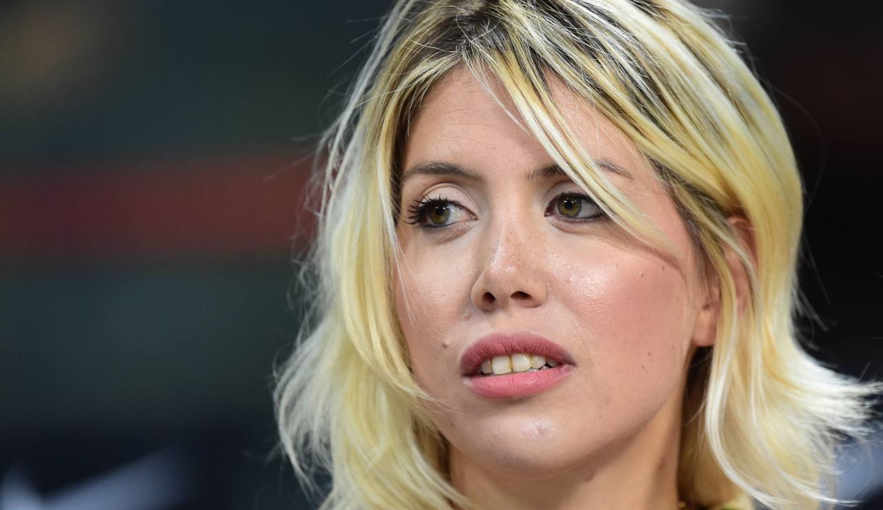 Wanda Nara galoppo reggiseno cavallo