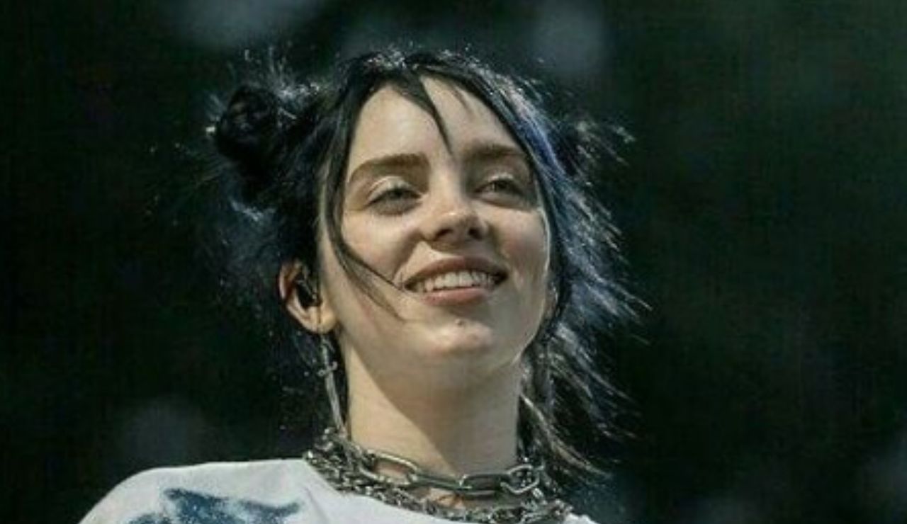 Billie Eilish schiaffo seno cane