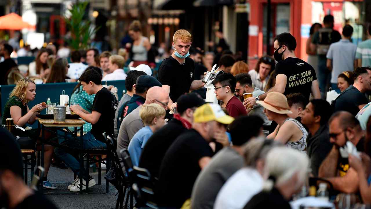 Oltre 70 persone in piazza