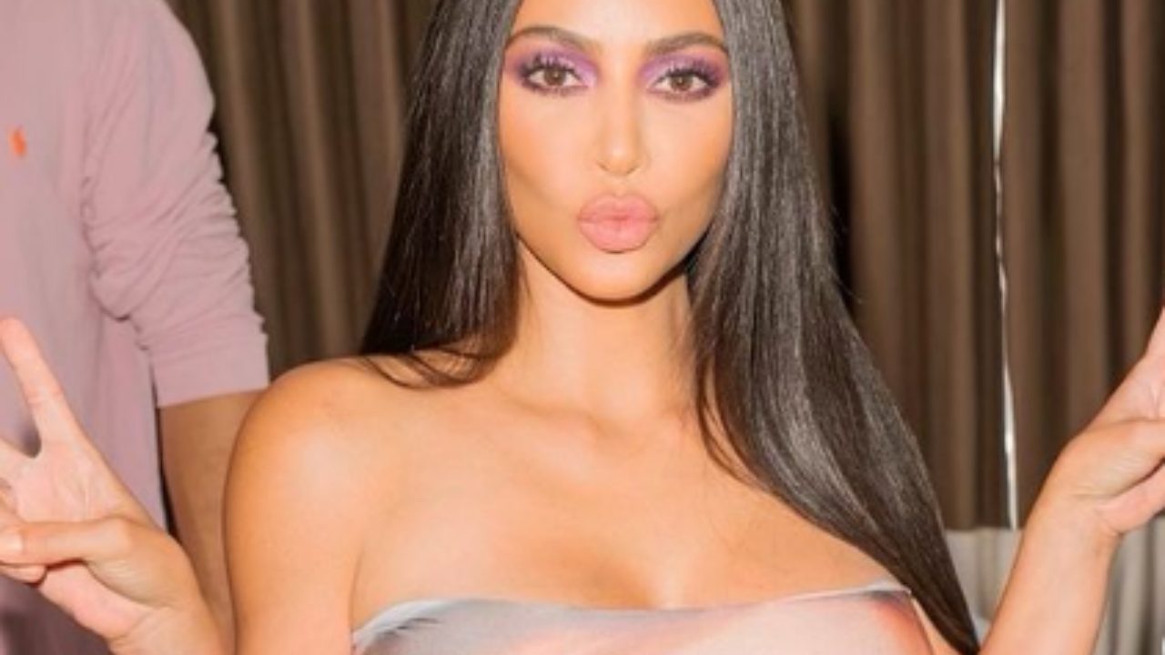 Kim Kardashian inginocchia intimo ginocchio