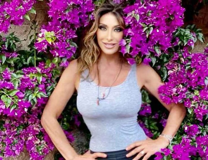 Sabrina Salerno conosce se stessa: la coscia è scoperta - FOTO