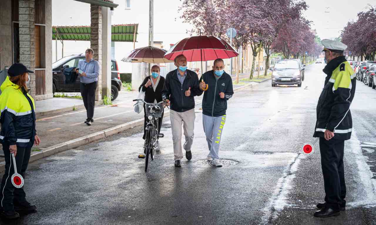 uomo cammina covid passeggiate