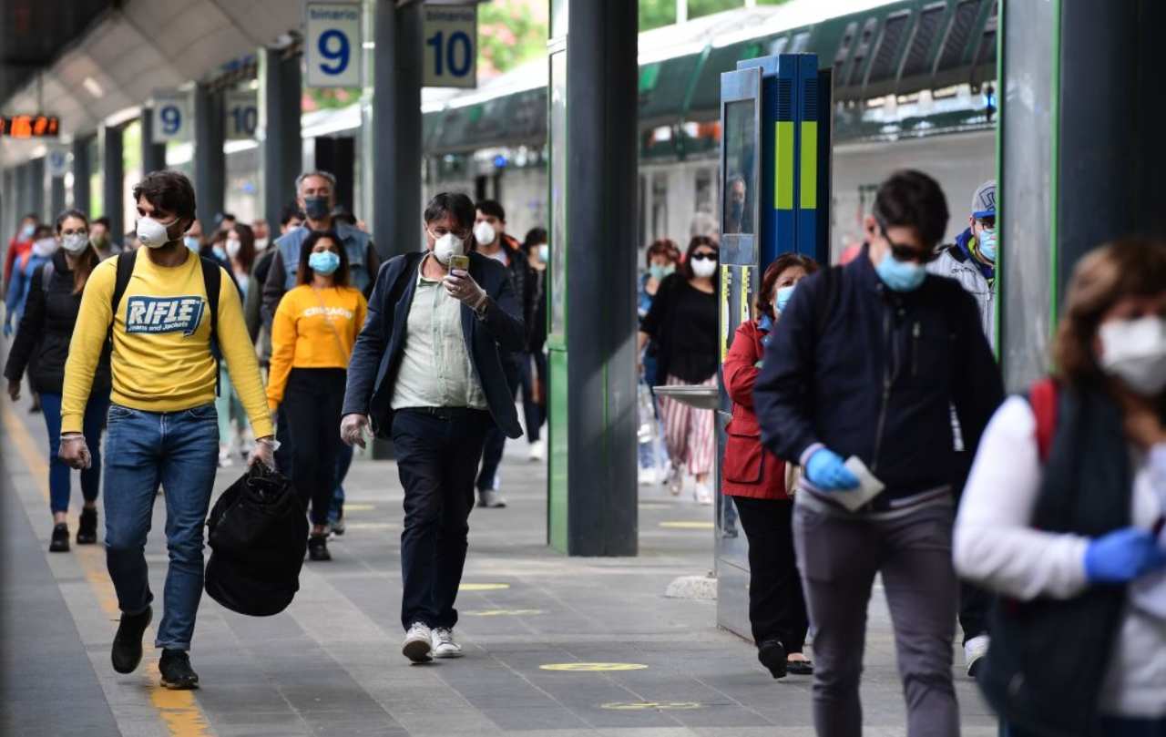 Covid persone alla stazione