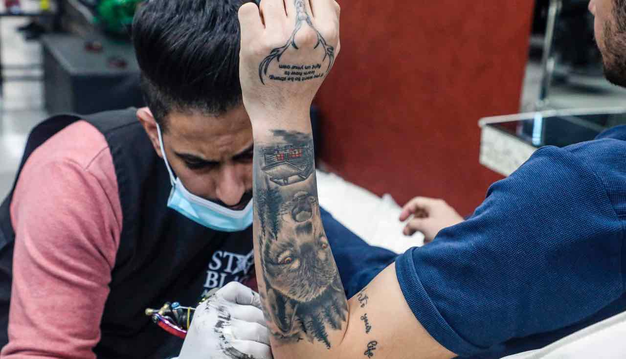 tatuatore in azione