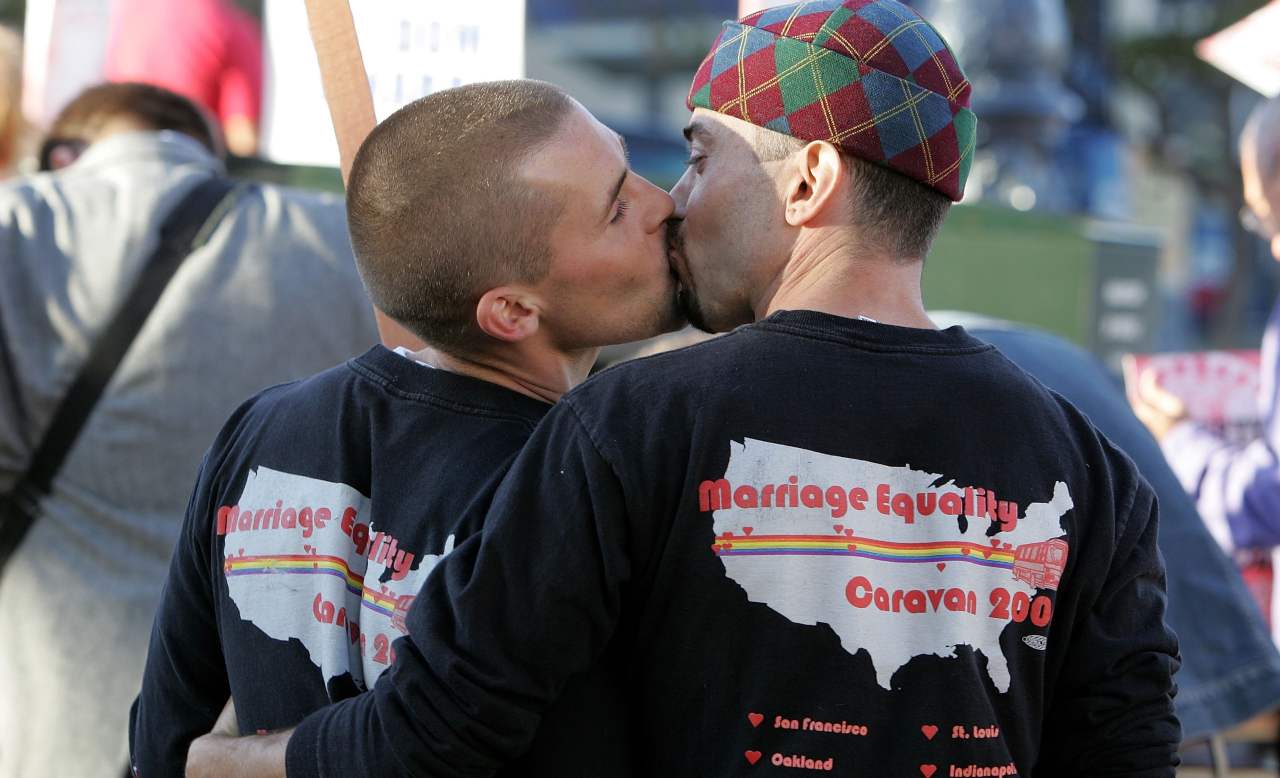 Coppie gay protesta parroco