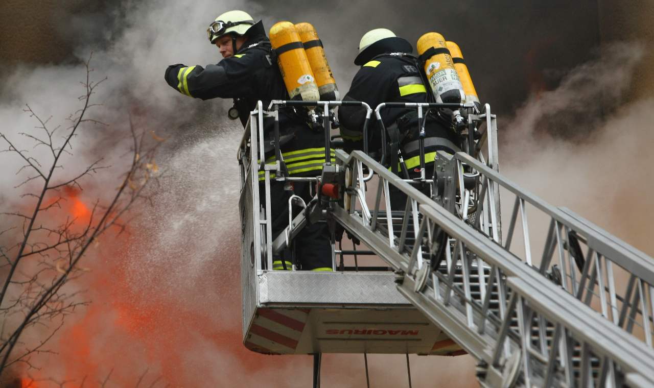 Incendio palazzina Prato intervento vigili del fuoco