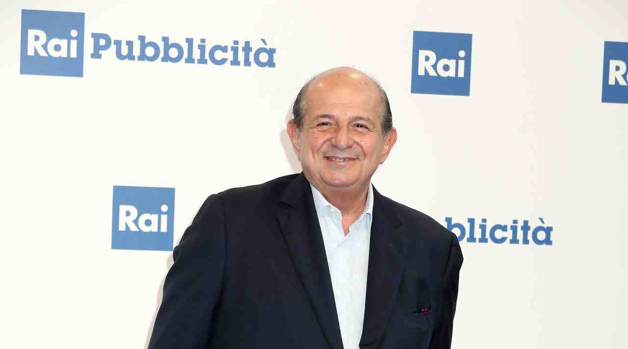 Giancarlo Magalli sorride