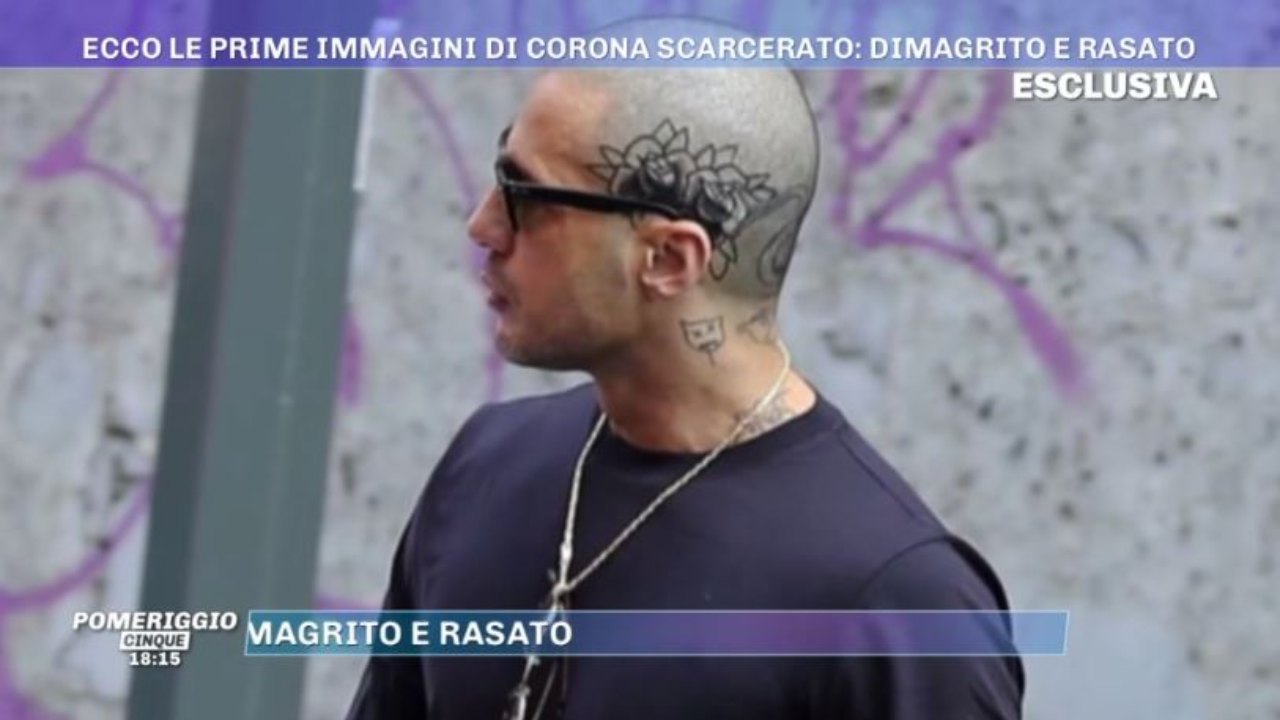 La foto di Fabrizio Corona da Pomeriggio 5 (Screenshot video)