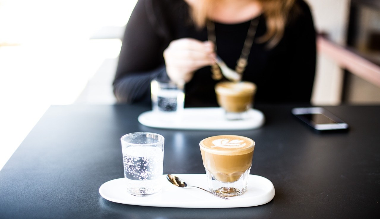 caffè acqua al bar