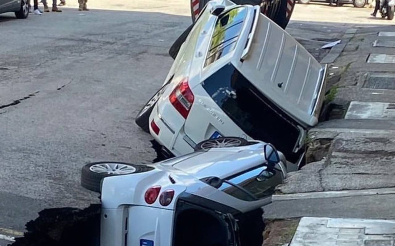 Auto nella voragine, Roma