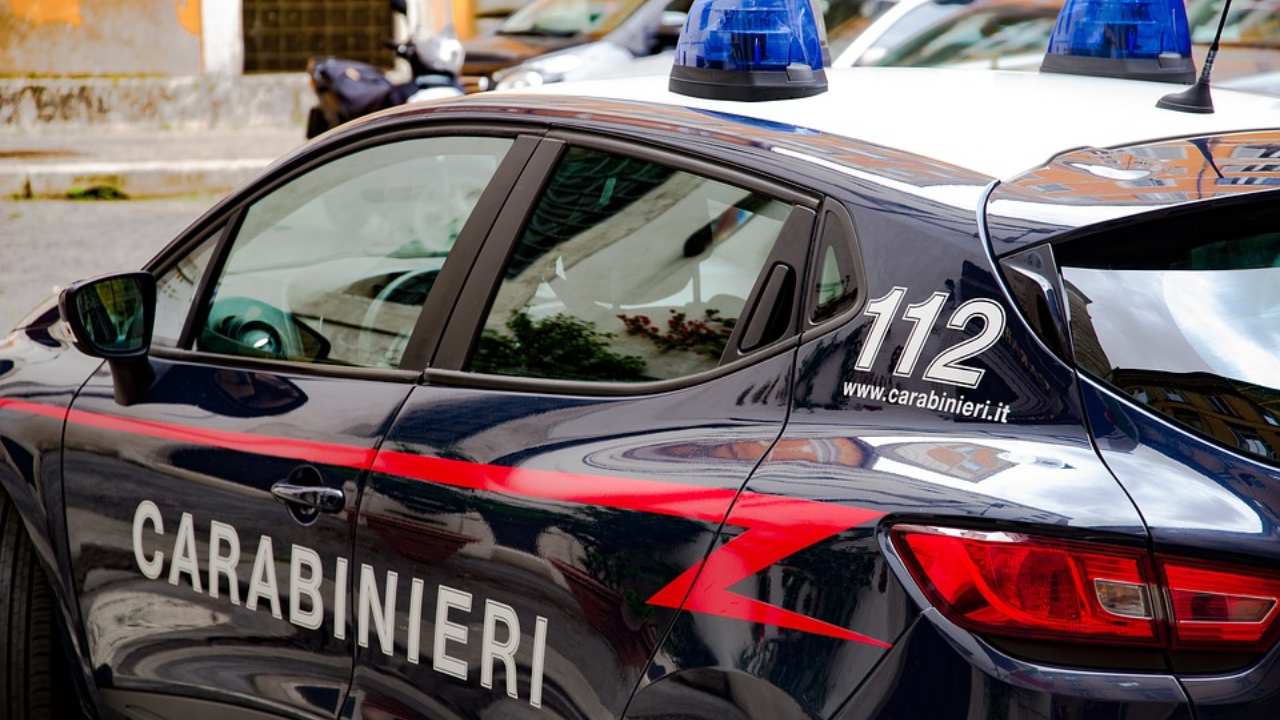 Assalto centro vaccini - gazzella Carabinieri