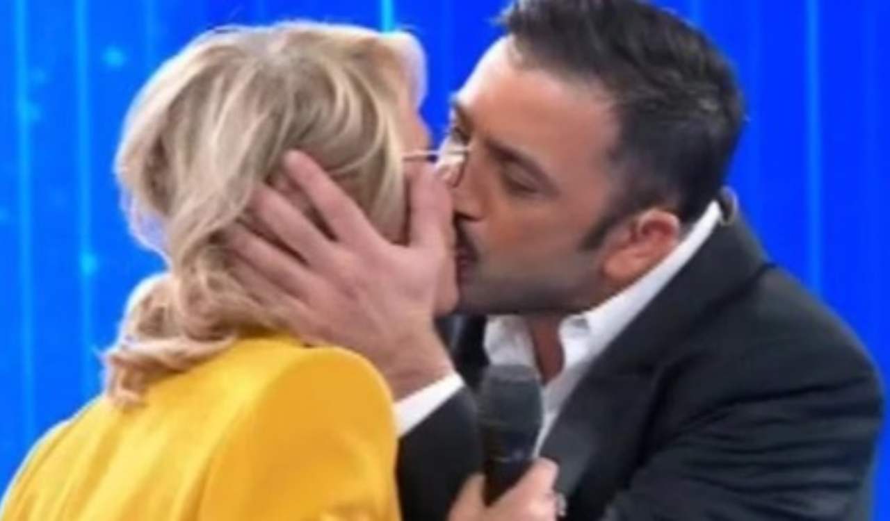 Pio e Amedeo, bacio a Maria De Filippi