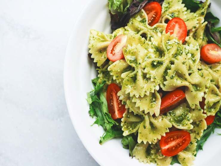 farfalle con pesto e pomodorini