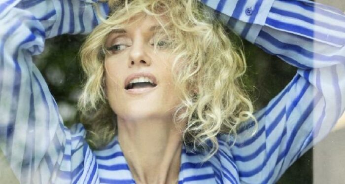 Justine Mattera Le Nasconde Con Le Braccia Espressione Super Sensuale 