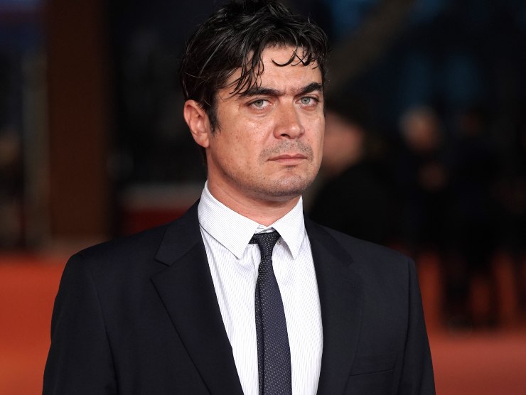 Riccardo Scamarcio pensieroso