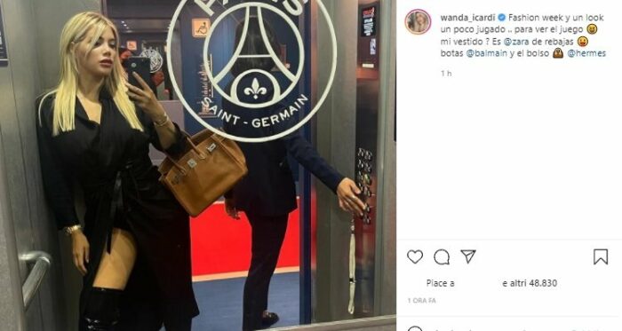 Wanda Nara Selfie Bollente Nella Sede Del Psg Il Vestito Si Apre 