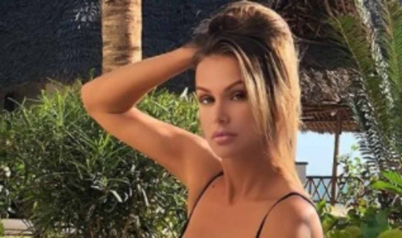 Eva Henger Si Impana Nella Sabbia Video In Bikini Esplosivo 