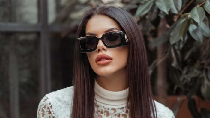 Antonella Fiordelisi con gli occhiali da sole