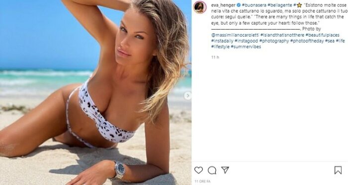 Eva Henger Si Sdraia In Spiaggia Il Minuscolo Bikini Esalta Curve Da Sogno 