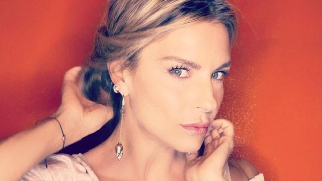 Martina Colombari, Eleganza E Corpo Mozzafiato: La Posa Fa Sognare