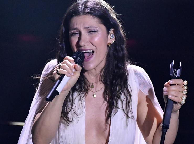 Elisa canta