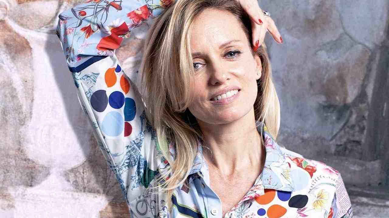 Justine Mattera Calze A Rete E Sensualità La Posa Infiamma 