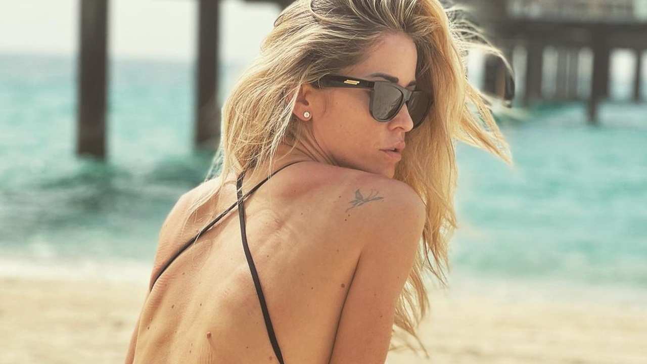 Elena Santarelli di profilo