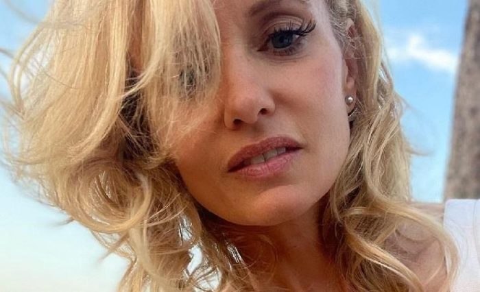 Justine Mattera Il Costume Intero Esalta Le Forme La Posa Fa Sognare 