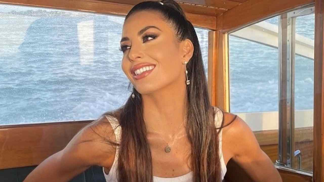 Elisabetta Gregoraci | Il Selfie Allo Specchio Infiamma | Scollatura ...